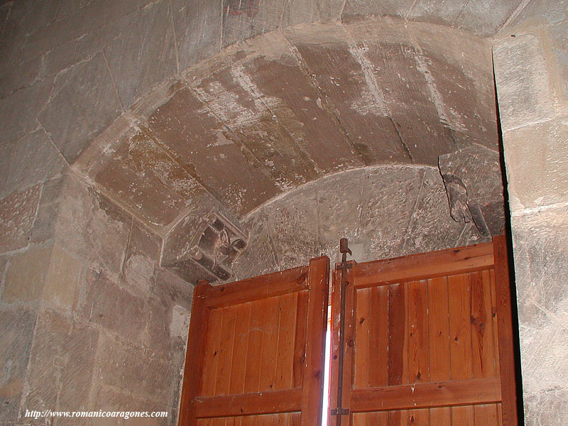 ZAGUN DEL PORTICO OESTE, CON GORRONERAS DECORADAS